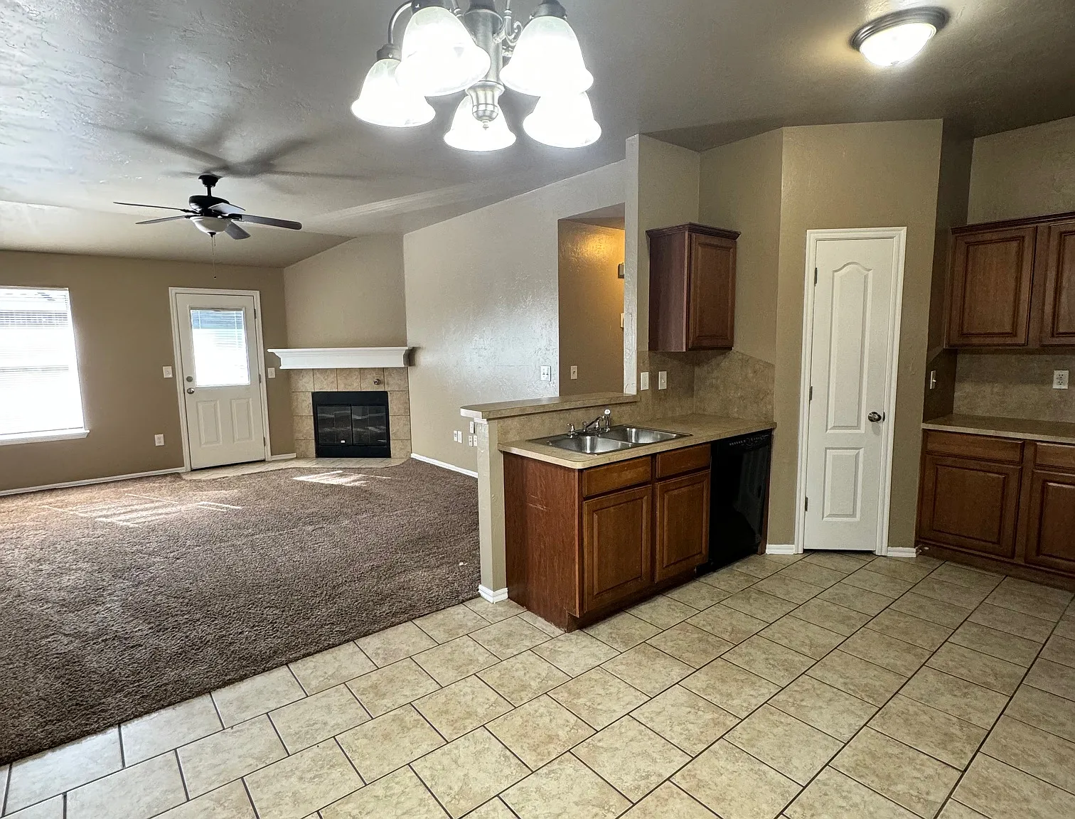 3 bed, 1200 sqft, $1,395 — Photo 2