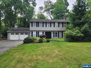 17 Arrowhead Rd, Old Tappan, NJ 07675