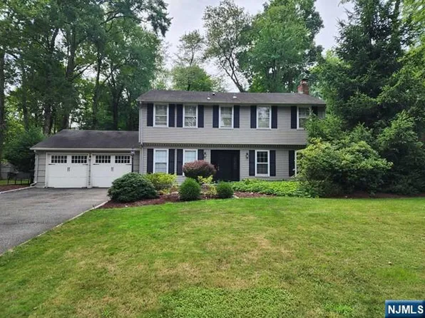 17 Arrowhead Rd, Old Tappan, NJ 07675
