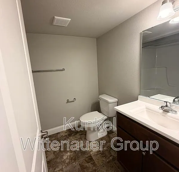 8401 Allied Way — Photo 23