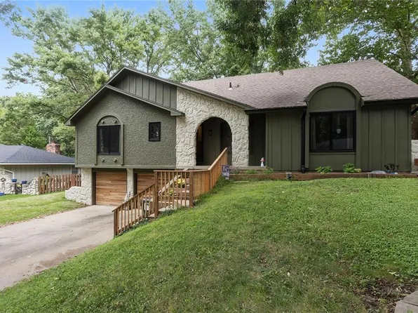 103 Ralph Dr, Lansing, KS 66043
