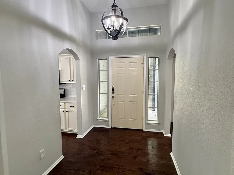 1713 Lantana Dr — Photo 2