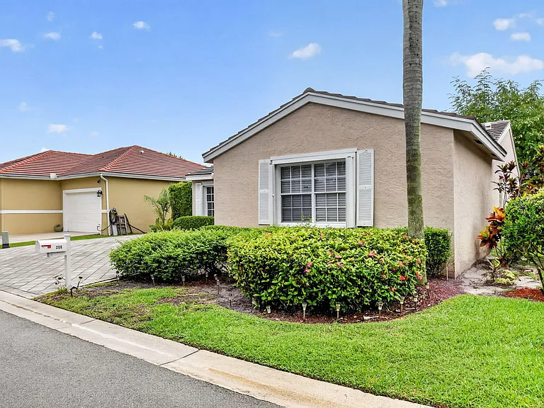 208 Caribe Ct — Photo 3