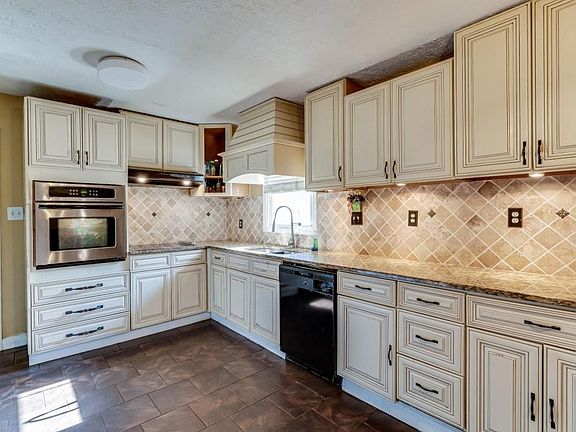 5th image of 1141 Highland Dr