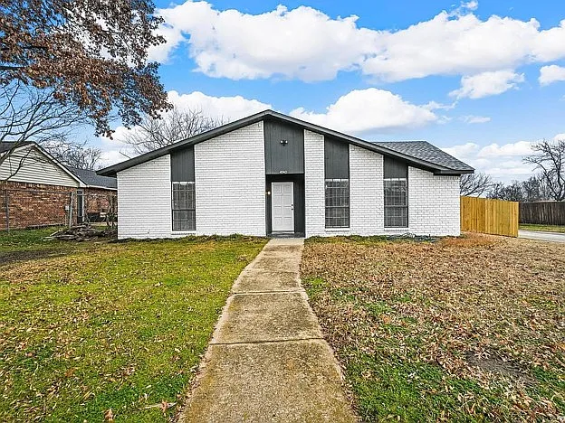 4904 Watkins Dr — Photo 1