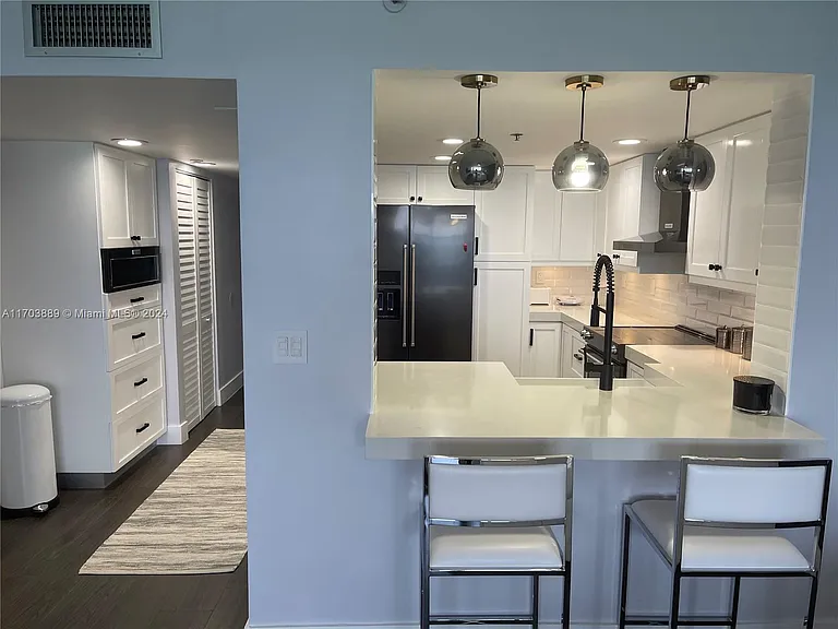 2555 Collins Ave #1409 — Photo 3