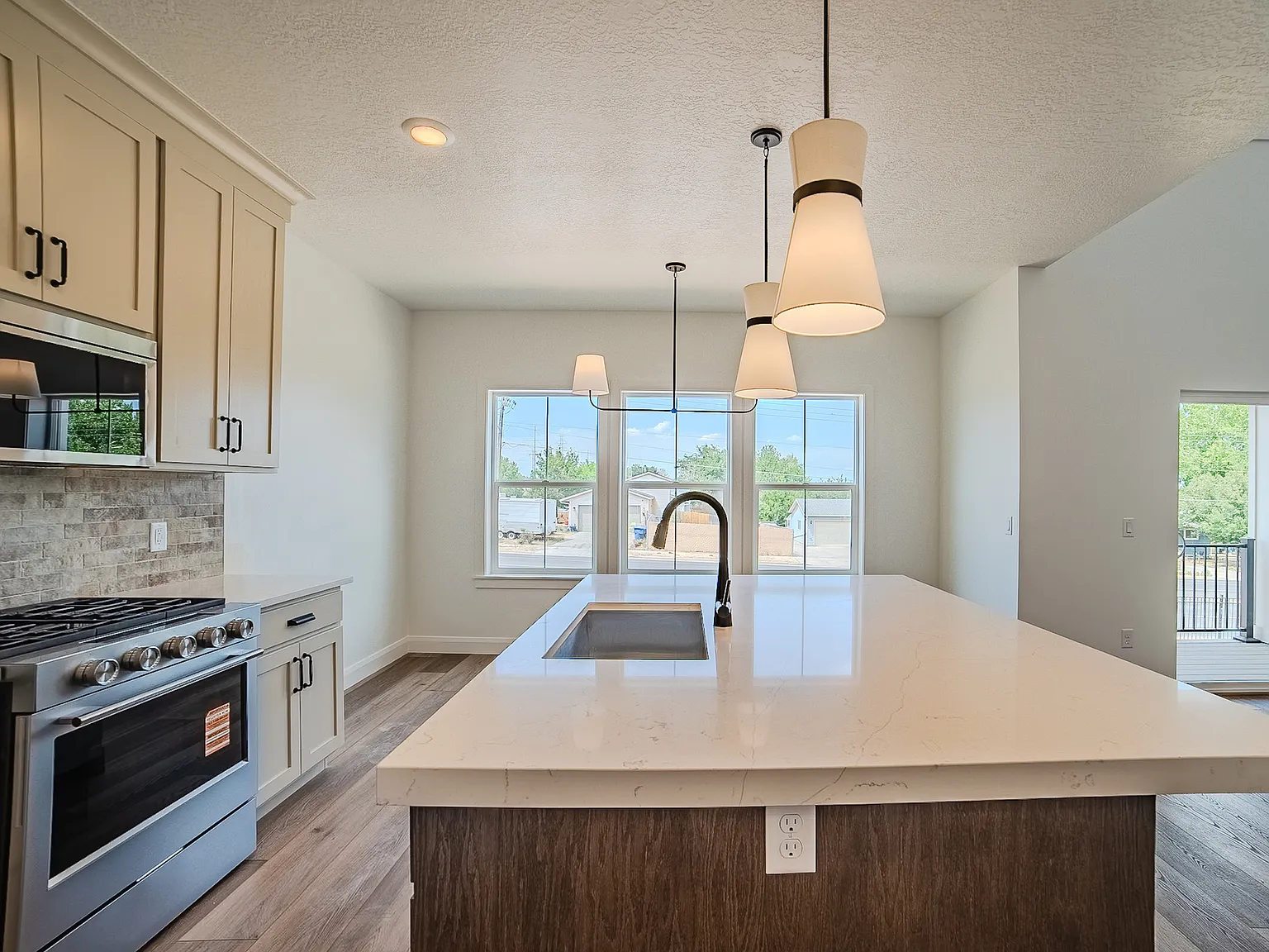 4 bed, 3.5 bath, 2076 sqft, $2,595 — Photo 4