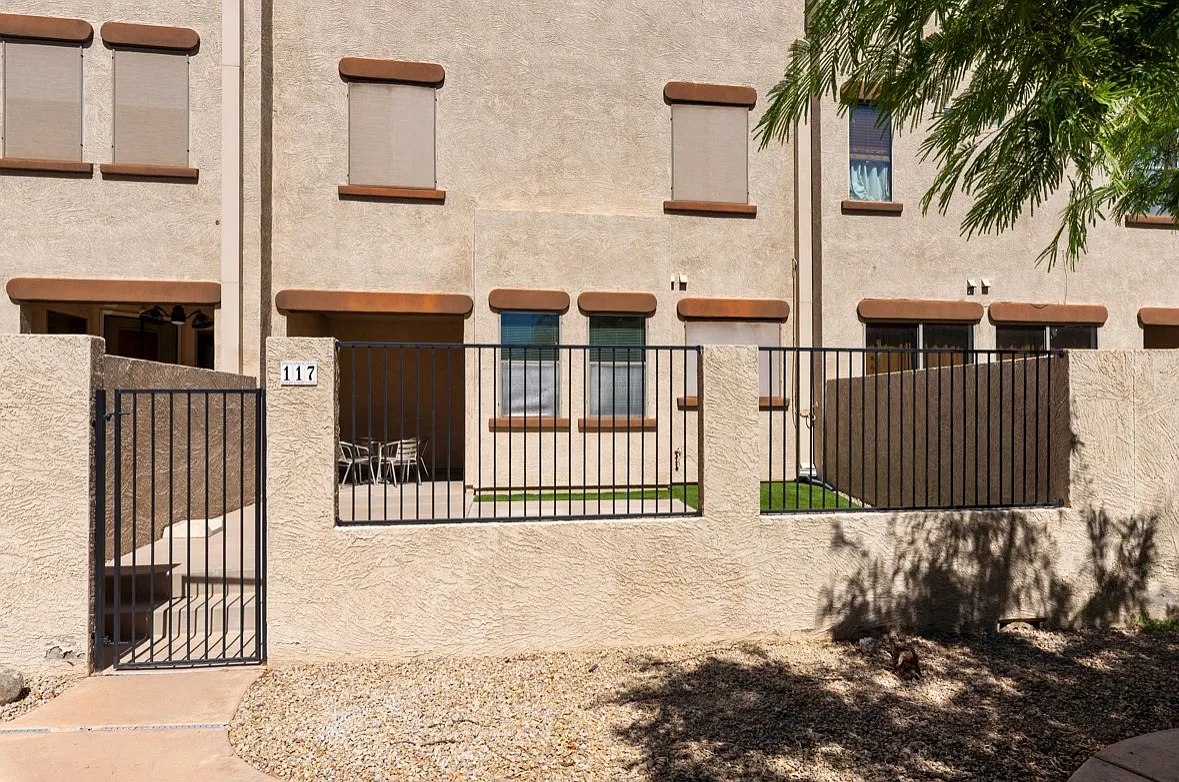 3 bed, 2.5 bath, 1303 sqft, $2,050 — Photo 2