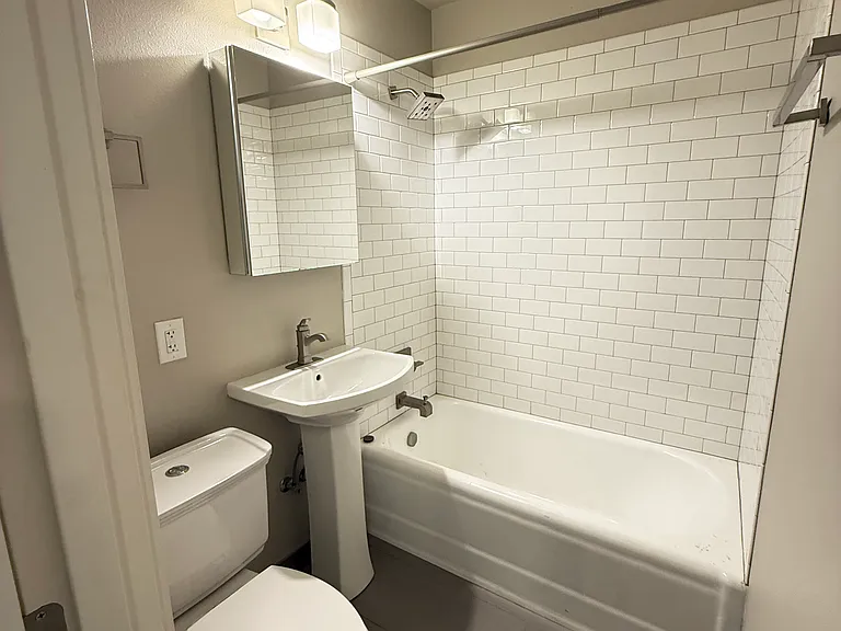 421 Summit Ave E #202 — Photo 8