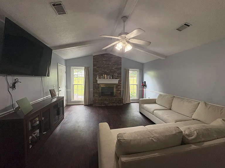 2720 Lakeview Dr — Photo 2