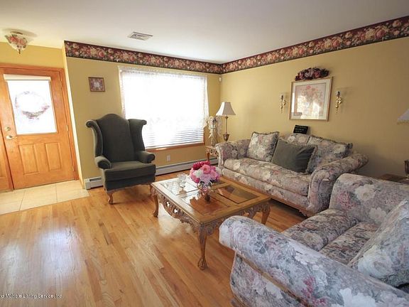 3rd image of 119 Cayuga Ave