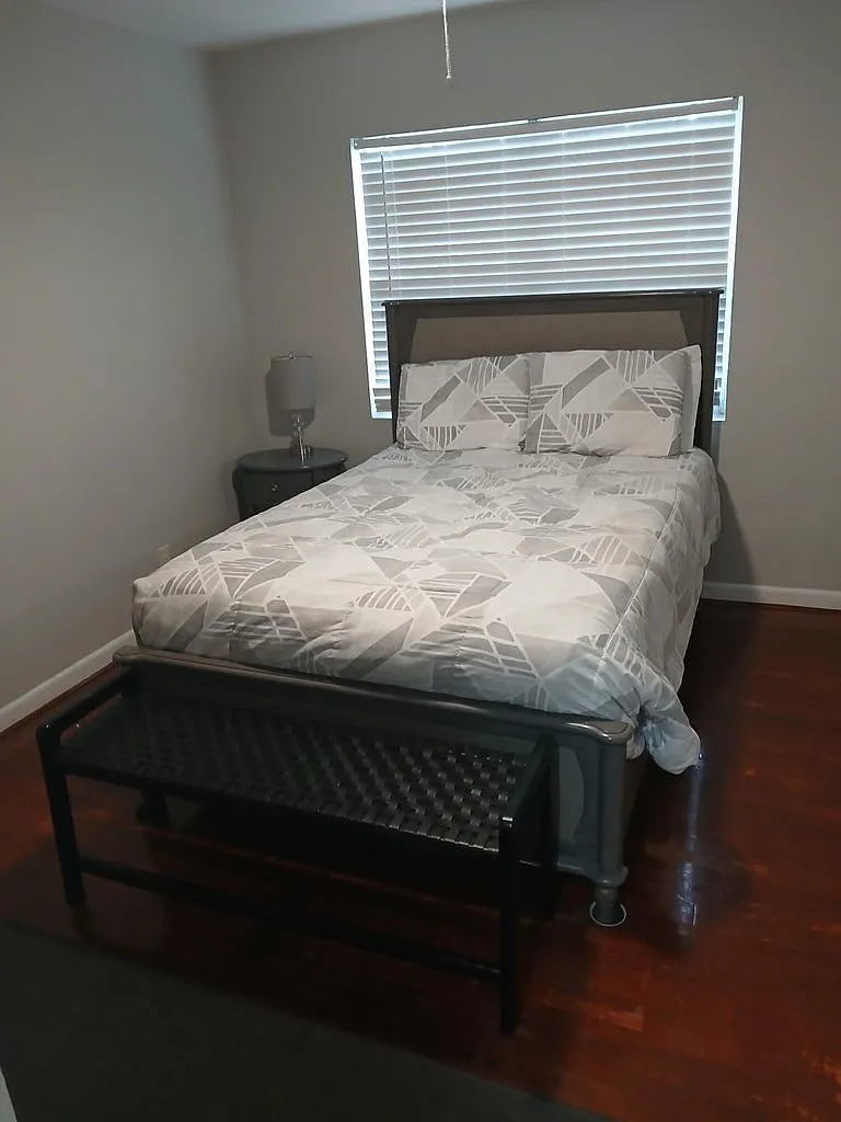 3 bed, 1296 sqft, $2,200 — Photo 2