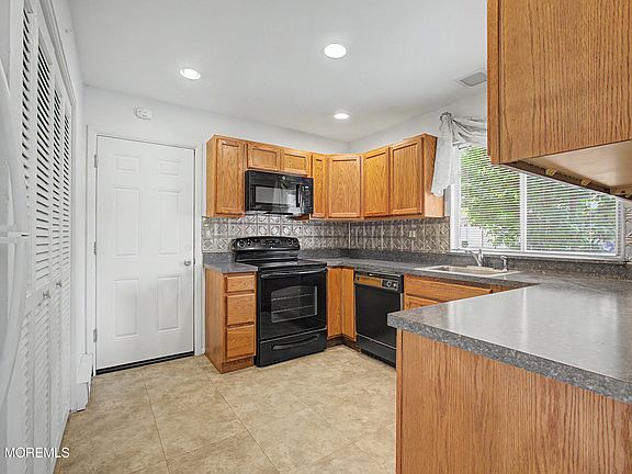 4th image of 871 Liverpool Circle #B