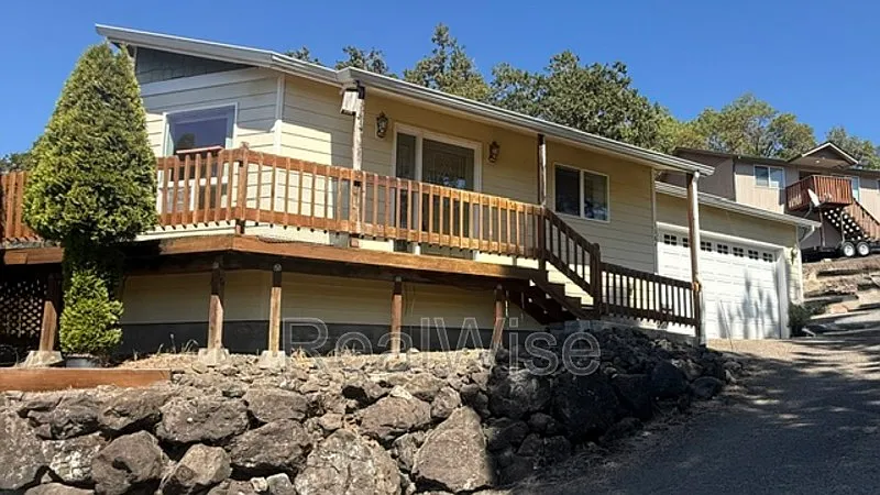 3 bed, 2.0 bath, 1189 sqft, $1,895 — Photo 1