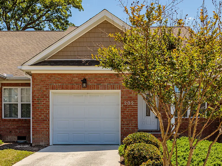 202 Clover Ct — Photo 3
