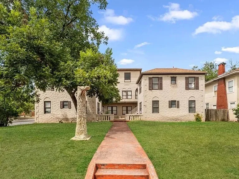 343 W Summit Ave — Photo 1