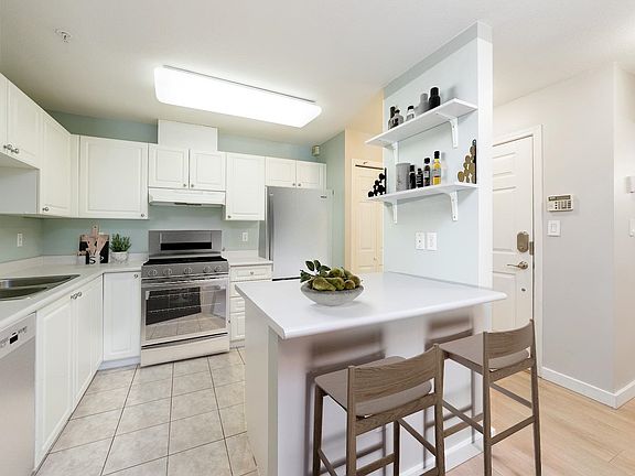 4th image of 519 12th St #212
