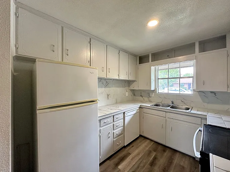 1410 Hammond Dr — Photo 8