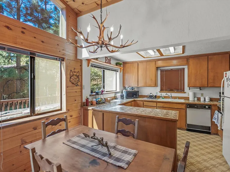 2518 Elizabeth Dr — Photo 6