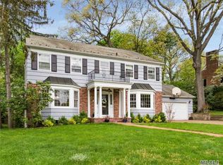 15 Strickland Pl, Manhasset, NY 11030