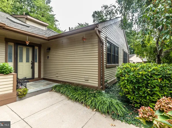 657 Heatherton Ln, West Chester, PA 19380