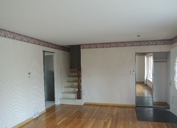 3rd image of 9041 Meadowview Dr