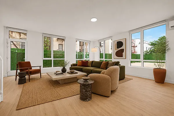 Living room, photo 2