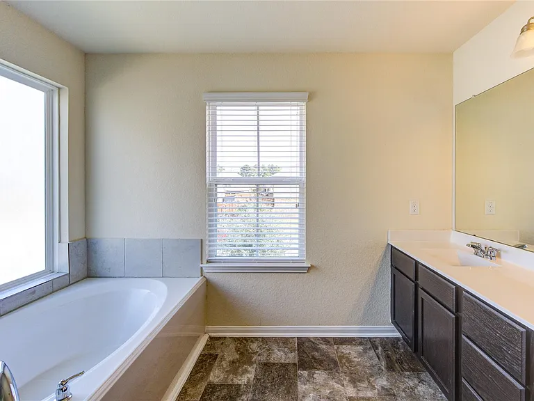 10907 Woodland Leaf Ln — Photo 27