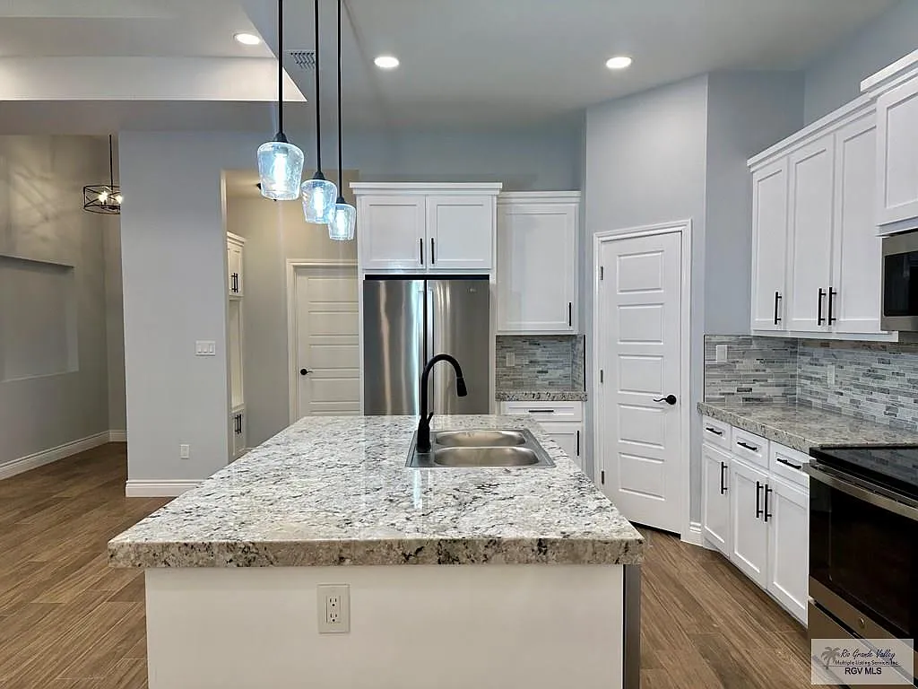 3 bed, 2.5 bath, 1636 sqft, $2,380 — Photo 4