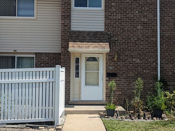 2nd image of 804 White Oak Ln