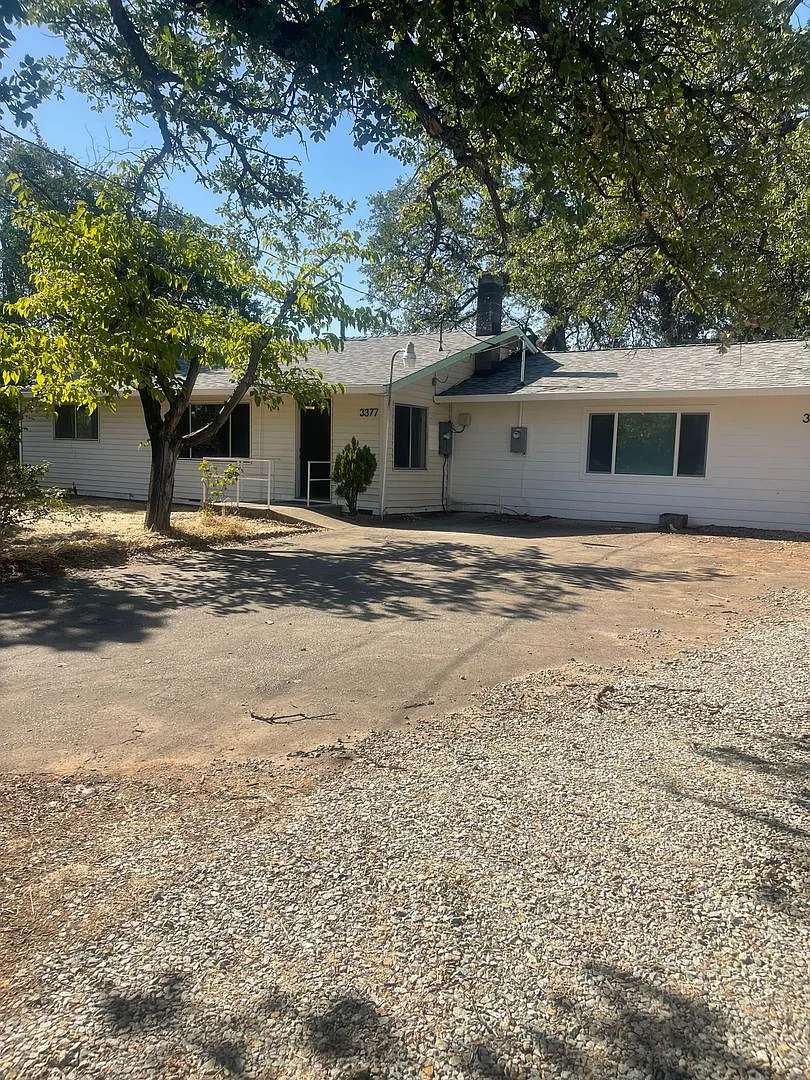 3 Bed 1 Bath House With A Fenced Backyard — Photo 2