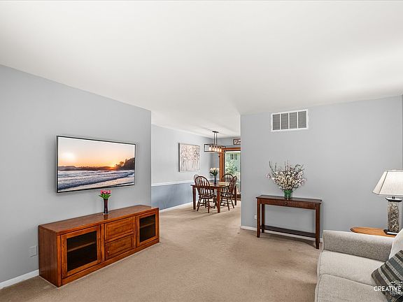 5th image of 945 Victoria Ln