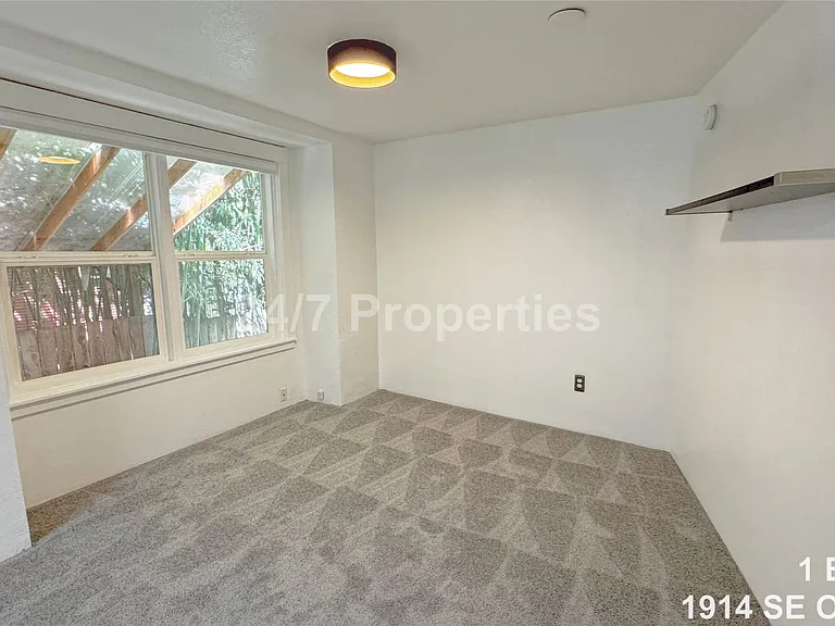 1914 SE Oak St #2 — Photo 3