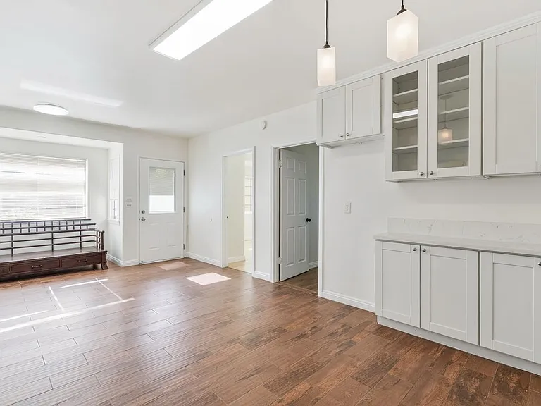 1285 E Broadway — Photo 2