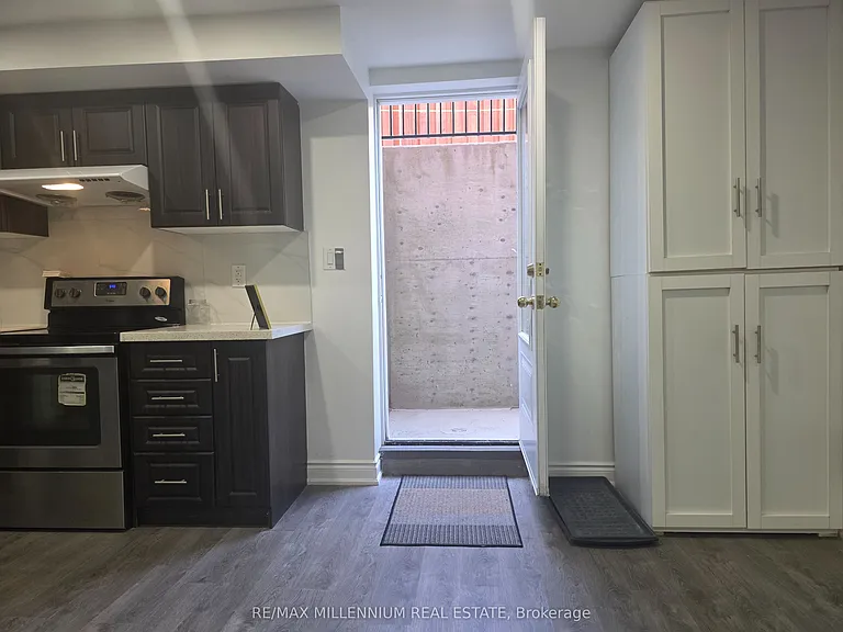 42 Cranbrook Cres #BASEMENT — Photo 5