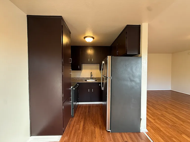 734 E 20th St #7 — Photo 4