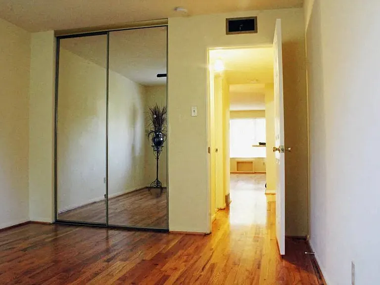 White Bluff Apartments — Photo 23