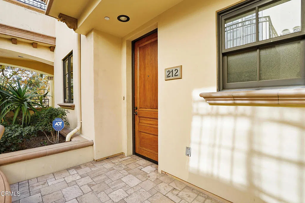 3 bed, 4.0 bath, 1967 sqft, $5,980 — Photo 3