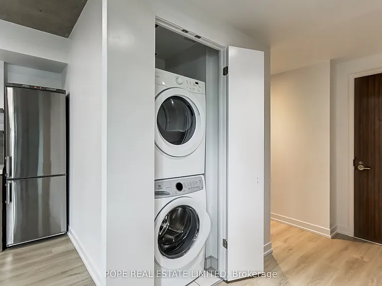 560 King St W #726 — Photo 24