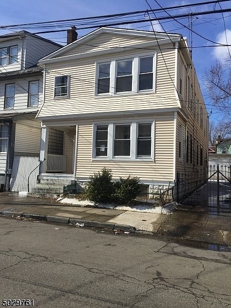 1st image of 147 Leslie St