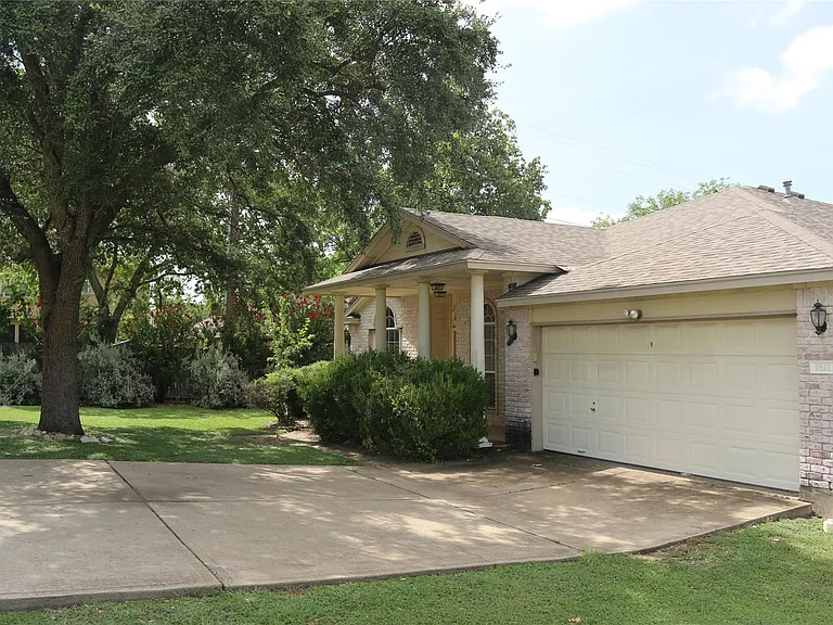 1811 W Pflugerville Pkwy — Photo 2
