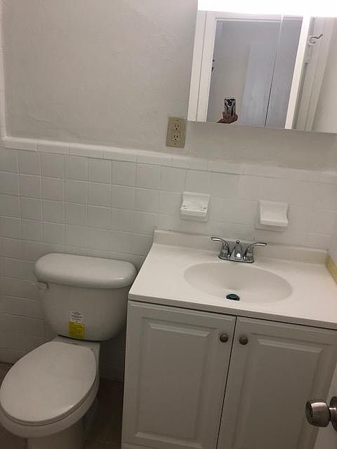 2nd image of 90 W 23rd St