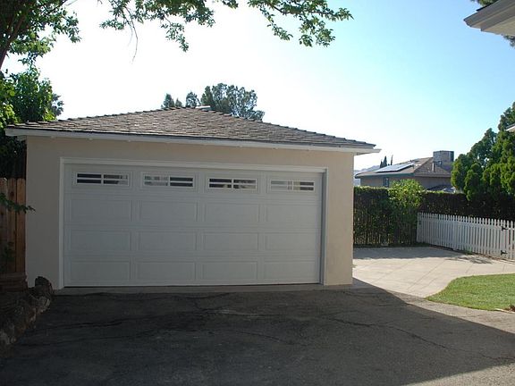 3rd image of 10927 Woodward Ave