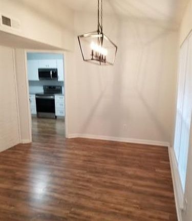 3rd image of 2816 Dickens Ln