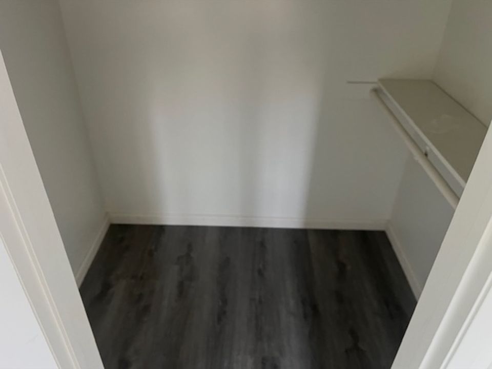1st image of 513 W Queen St Unit 1