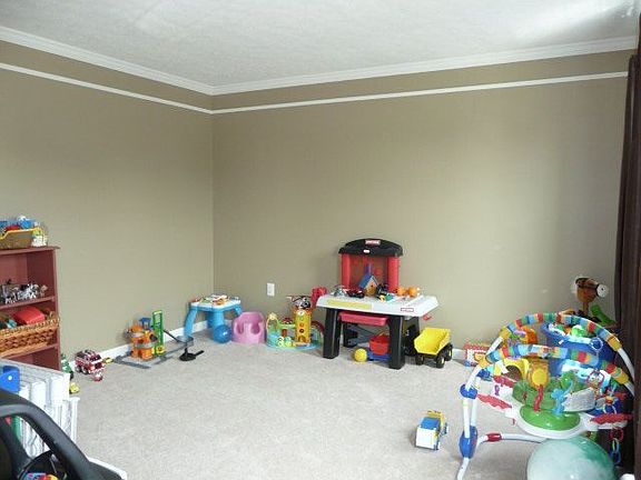 4th image of 8023 Maureen Dr