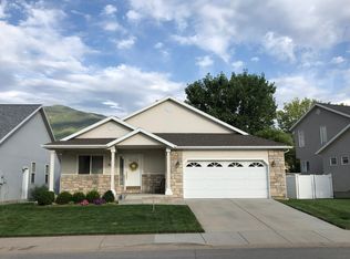 906 Kings Crossing Dr, Farmington, UT 84025