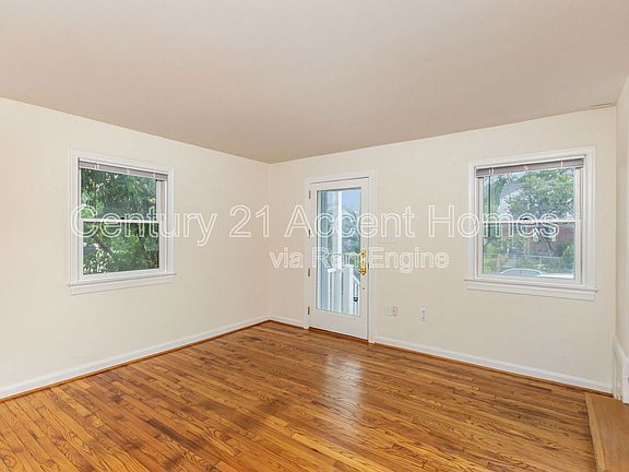 4th image of 2032 Arlington Ter