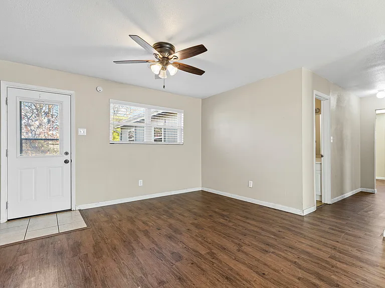 1001 Altamont Dr — Photo 10