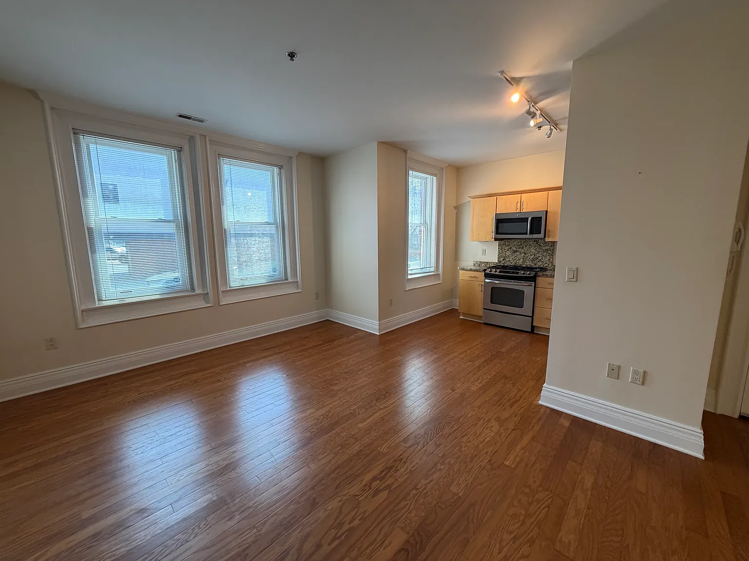 2 bed, 2.5 bath, 1100 sqft, $1,795 — Photo 3